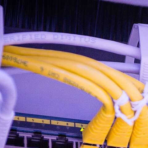 Nahaufnahme Switchpanel. Es sind einige Kabel angeschlossen.